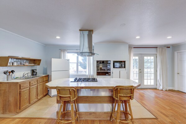 Interior - Fire Pit & Game Room: Marshall Getaway w/ Views! (Marshall)