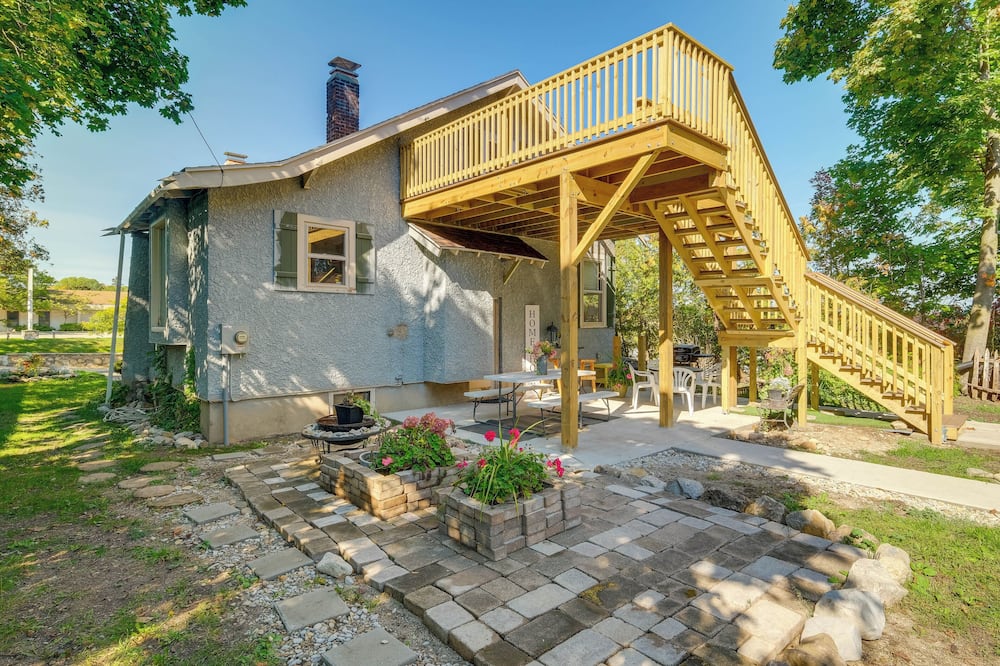 Vintage Charlevoix Home w/ Deck Near Round Lake! - Boulder Park, MI