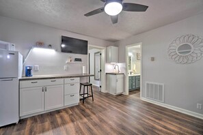 Apartment (1 Bedroom) | Interior - Cozy Knoxville Apartment ~ 9 Mi to Downtown! (Knoxville)
