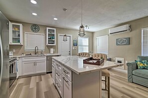Interior - Coastal Cabana: 2 Blocks to Clearwater Harbor (Clearwater)