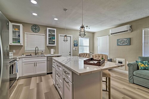 Coastal Cabana: 2 Blocks to Clearwater Harbor