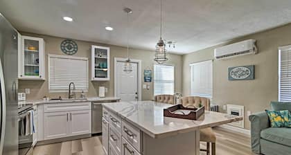 Coastal Cabana: 2 Blocks to Clearwater Harbor