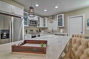 Mikrowelle, Geschirrspüler, Kochgeschirr/Geschirr/Besteck, Küchenrolle