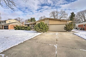 House (3 Bedrooms) | Interior - Updated Michigan House: 4 Mi to Plymouth (Livonia)