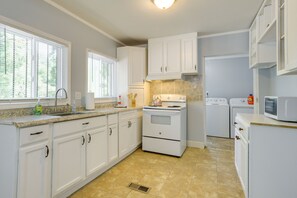 Micro-ondes, batterie de cuisine, vaisselle et ustensiles