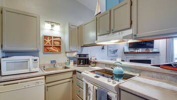Apartment (1 Bedroom) | Private kitchen | Microwave, oven, stovetop, dishwasher
