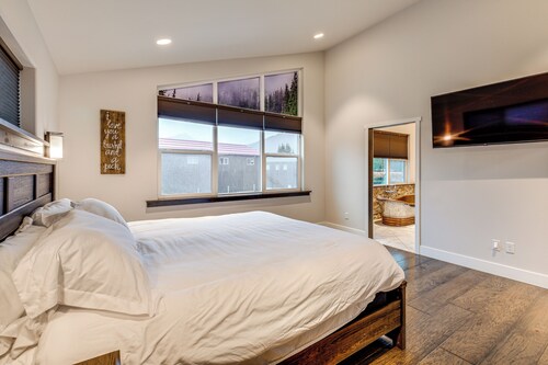 Mendenhall Valley Escape w/ Furnished Deck!