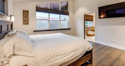 Mendenhall Valley Escape w/ Furnished Deck!