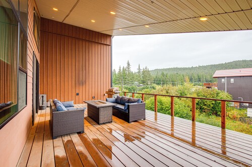 Mendenhall Valley Escape w/ Furnished Deck!