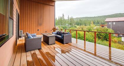Mendenhall Valley Escape w/ Furnished Deck!