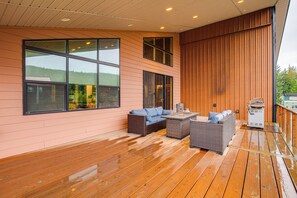 Interior - Mendenhall Valley Escape w/ Furnished Deck! (Juneau)