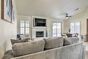 House (3 Bedrooms) | Interior - Family-friendly Getaway: Community Amenities! (Bakersfield)