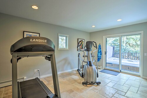 Roomy Avon Family Chalet w/ Hot Tub in Eaglevail!