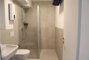 Een douche, een haardroger, handdoeken, zeep