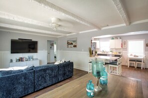 Smart TV, libros y oficina 