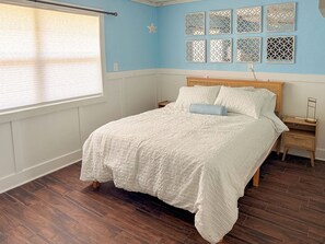 2 soverom, skrivebord, strykejern/-brett og wi-fi (inkludert)