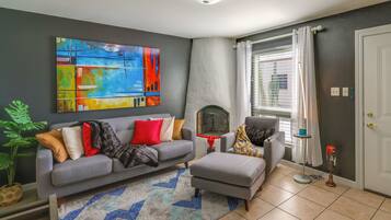 公寓 (2 Bedrooms) | 起居區 | 電視、壁爐