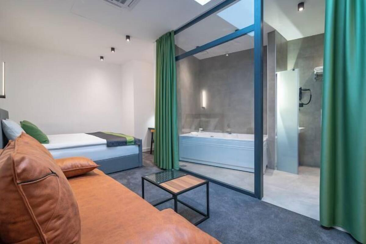 Frigobar, cofres nos quartos, escrivaninha, quartos à prova de som