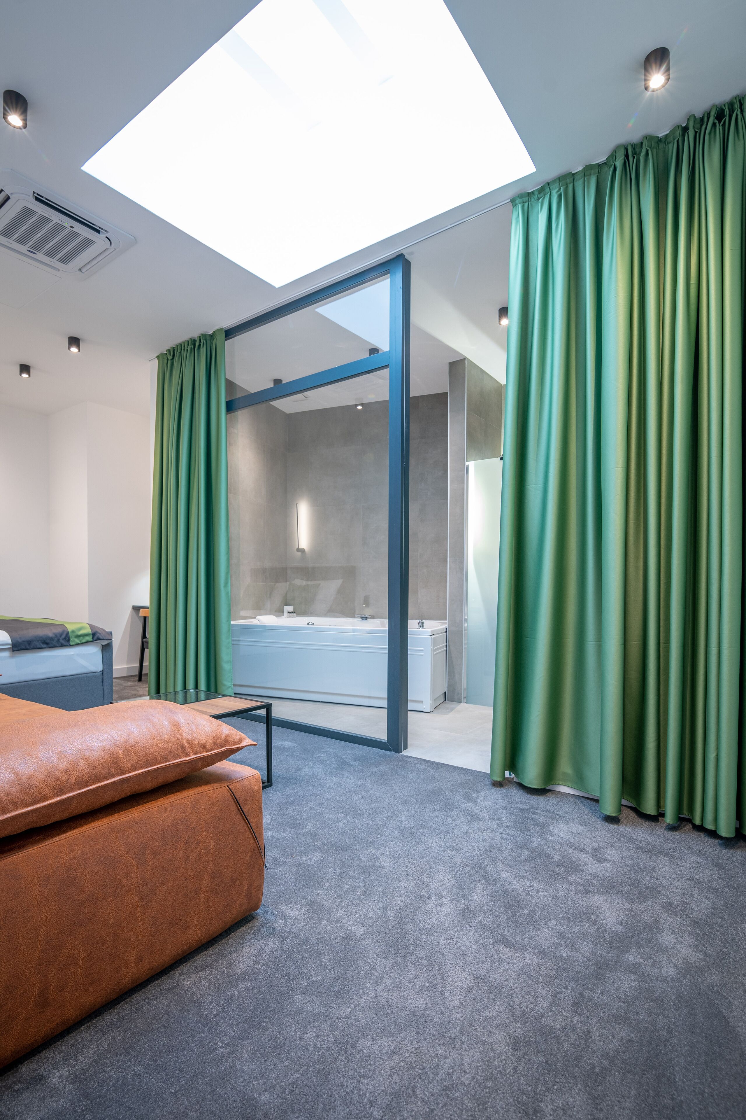 Habitación familiar | Minibar, caja de seguridad en la habitación y escritorio 