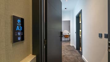 Apartamento de lujo | 1 dormitorio, minibar, caja fuerte y escritorio