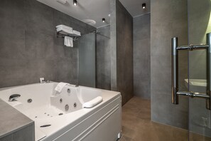 Departamento superior | Baño | Secadora de cabello, pantuflas, toallas 