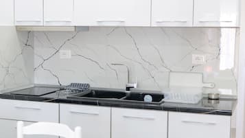 Deluxe Apartment with Sea View | Cocina privada | Frigobar