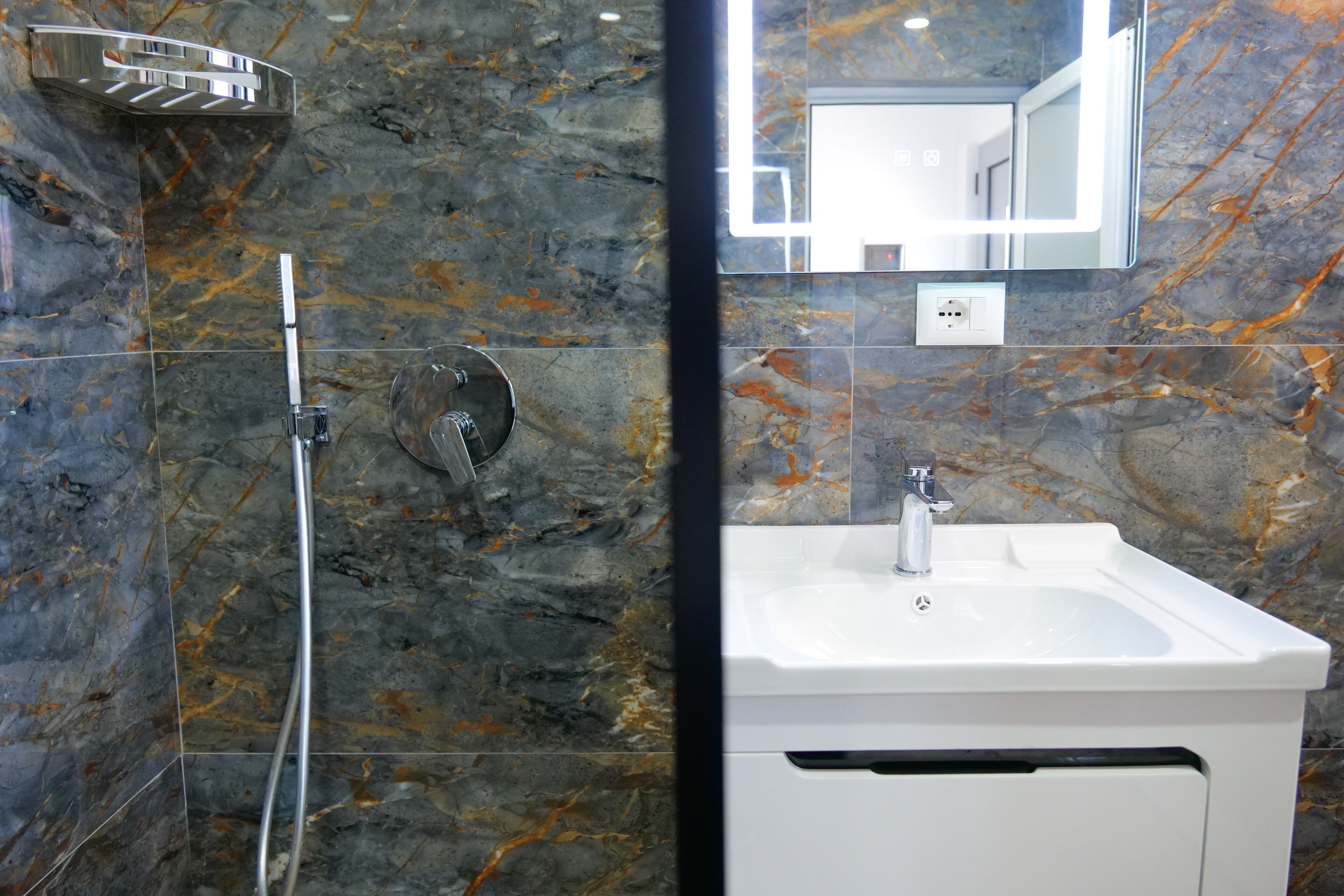 Deluxe Apartment with Balcony | Bathroom | Separate tub and shower, bidet, towels