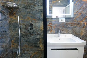Deluxe Apartment with Balcony | Bathroom - Lux Apartments (Ksamil)