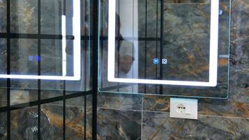 Deluxe Apartment with Sea View | Badezimmer | Badewanne und Dusche (separat), Bidet, Handtücher