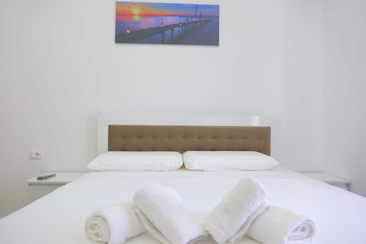 Deluxe Apartment with Balcony | Free WiFi