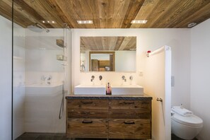 Douche, séchoir à cheveux, serviettes fournies