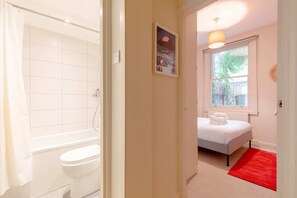 Basic-Apartment, Mehrere Betten | 2 Schlafzimmer, Bettwäsche