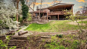 Uma casa grande e moderna, com um deck espaçoso e um gramado bem cuidado.