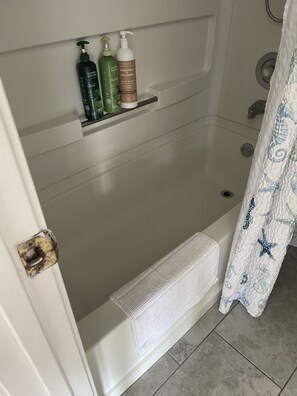 Hårføner, håndklær, såpe og sjampo