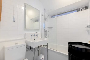 베이직 아파트, 킹사이즈침대 1개 | 욕실 | 샤워 시설, 타월, 비누, 샴푸