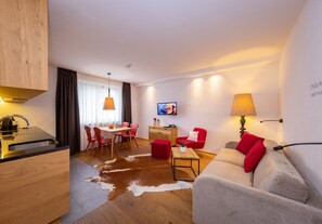 Leilighet – standard | Oppholdsområde | En 84-centimeters LED-TV med kabel-kanaler samt leker