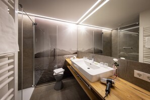 Departamento Confort | Baño | Regadera, secadora de cabello, pantuflas, toallas 