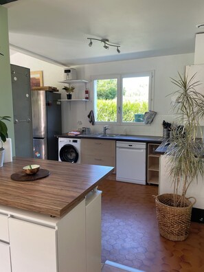 Fridge, oven, stovetop, dishwasher - Maison familiale proche du lac d'Annecy, espace vert et tranquillité. (Saint-Jorioz)