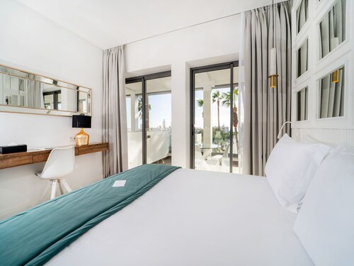 Petit Palace Suites Hotel