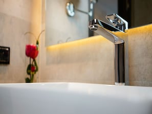 Shower, rainfall showerhead, designer toiletries, hair dryer - Petit Palace Suites Hotel (Agadir)