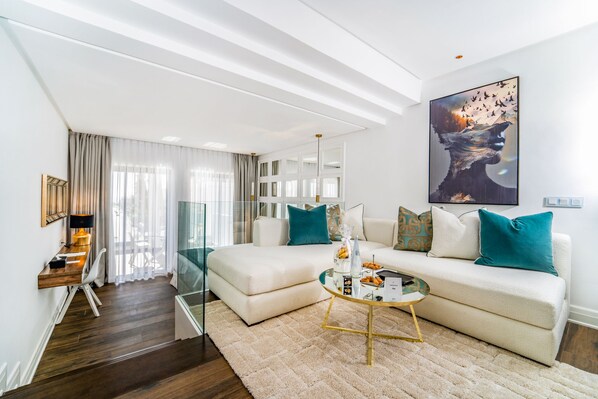 Suite Deluxe Grand Lit - Queen Size | Oppholdsområde | En 50-tommers Flatskjerm-TV med kabel-kanaler samt kontorer