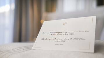 Une carte de bienvenue d’hôtel blanche, ornée d’une bordure dorée et présentant un design simple et élégant.