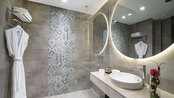 Suite Deluxe Grand Lit - Queen Size | Bathroom | Shower, rainfall showerhead, designer toiletries, hair dryer