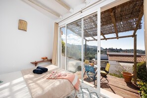 3 habitaciones, tabla de planchar con plancha, cuna de viaje y wifi 