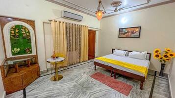 5 bedrooms, free WiFi, bed sheets