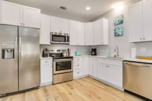 Køleskab, mikrobølgeovn, ovn, kogeplade