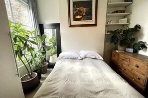 Departamento básico, 1 cama King size | 1 habitación y ropa de cama 