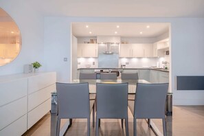 Departamento básico, varias camas | Restaurantes