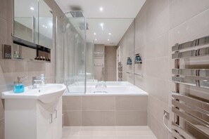 Basic-Apartment, Mehrere Betten | Badezimmer | Dusche, Haartrockner, Handtücher, Seife