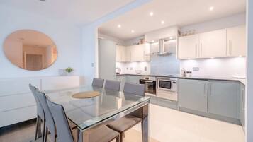 Basic Apartment, Multiple Beds | Private kitchen | Fridge, microwave, oven, stovetop